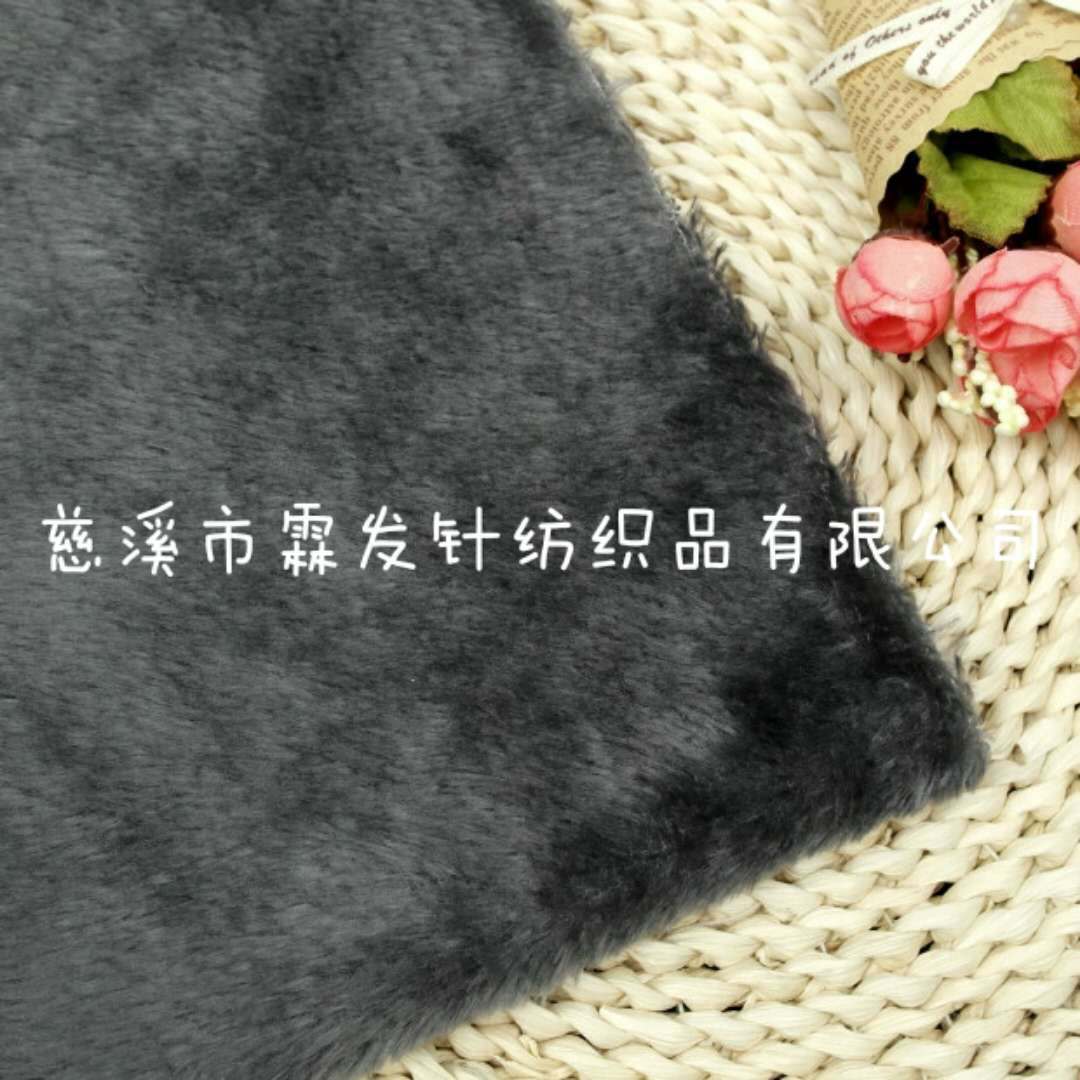 針織毛絨面料的多樣面貌 從長(zhǎng)毛絨到色紗小毛皮的工藝與時(shí)尚之美